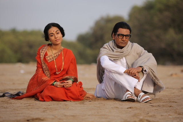 Amrita Rao & Nawazuddin Siddiqui as Meenatai Thackeray & Balasaheb Thackeray in 'Thackeray' to release on 25th January 2019 3
