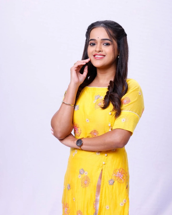 Chinmayee Salvi : Bio, Wiki, Age, Height, Family info, Boyfriend 14 Chinmayee Salvi